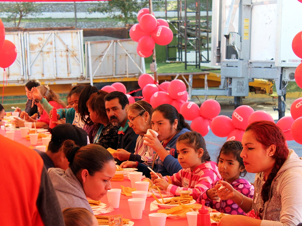 Cáritas y H-E-B celebran posada para personas en vulnerabilidad