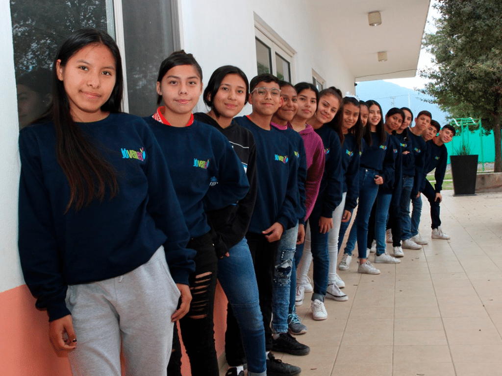 Ayuda a jóvenes de escasos recursos a recibir educación de calidad