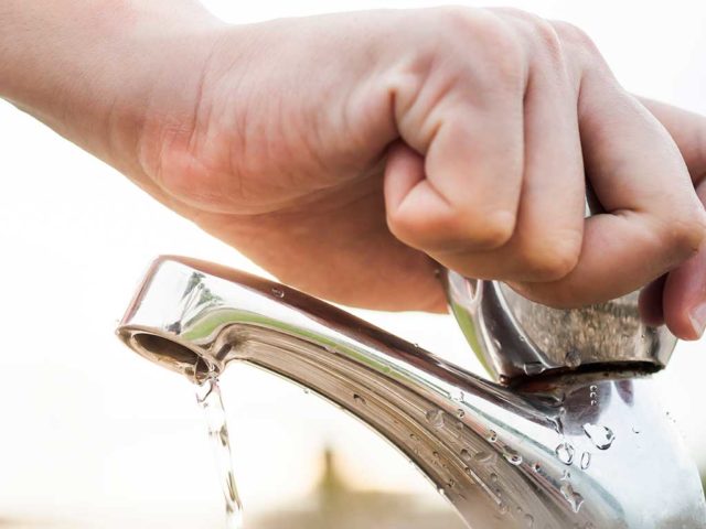 10 ejemplos de cómo cuidar el agua en casa